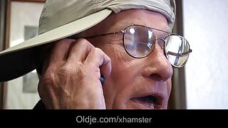 კორტნი კეინი აცდუნებ ...