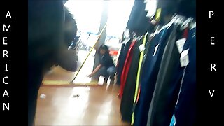 მომხიბლავი ქერა ბრიტ ...